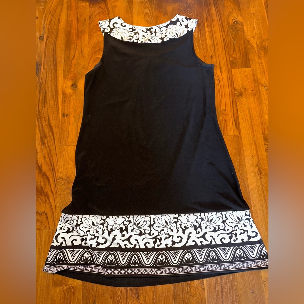 White House Black Market Women’s Black and White Sleeveless Dress Size M.